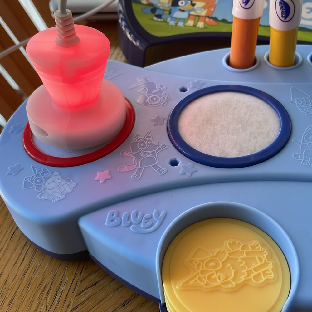 Crayola Magic Light Up Bluey Stamper Art Set Mess Free Light-Up Stamper - Picture 6 of 6